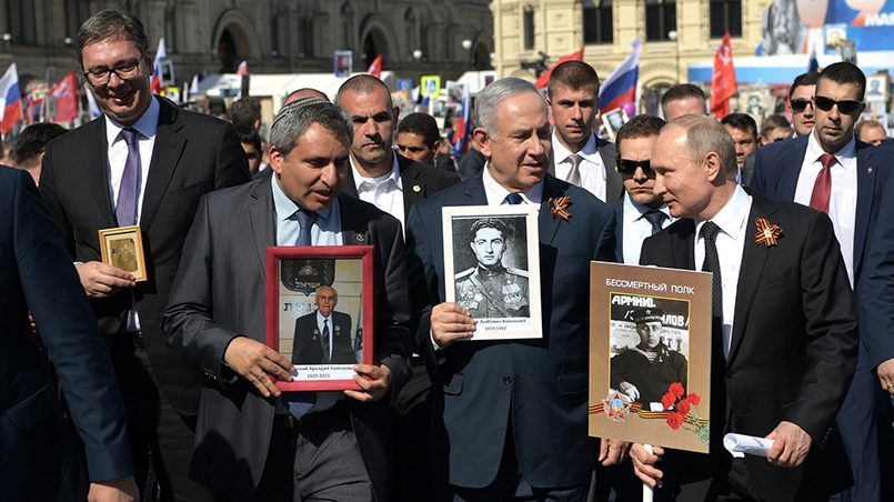 „Nemirtingasis pulkas“ Maskvoje, 2018 metai, Izraelio premjeras Benjaminas Netanjachu laiko rankose Didžiojo Tėvynės karo veterano, Tarybų Sąjungos Didvyrio Volfo Vilenskio portretą. / Nuotr.: wikipedia.org