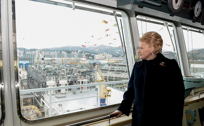 Dalia Grybauskaitė Pietų Korėjos mieste Ulsan dalyvavo vardo suteikimo ceremonijoje laivui-saugyklai, skirtai Klaipėdos SGD terminalui, 2014 metai / Šaltinis: grybauskaite1.lrp.lt