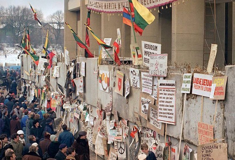 1991m. sausio 17d. Antitarybiniai politiniai rašiniai „papuošė“ sieną prie parlamento Vilniuje. / Šaltinis: ok.ru