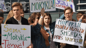 2017 metų gegužė. Protesto mitingas prieš Senamiesčio rusų mokyklos uždarymą Vilniuje